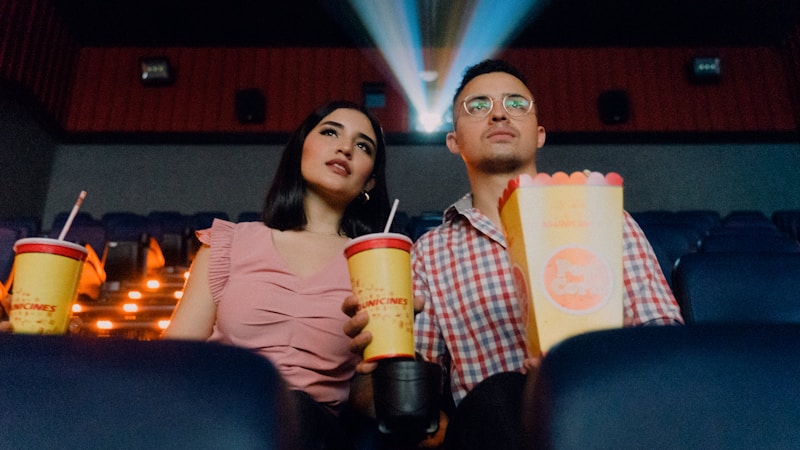 映画デートで恋を実らせる♡30代の魅力を引き出す「大人カジュアル」な服装のポイント