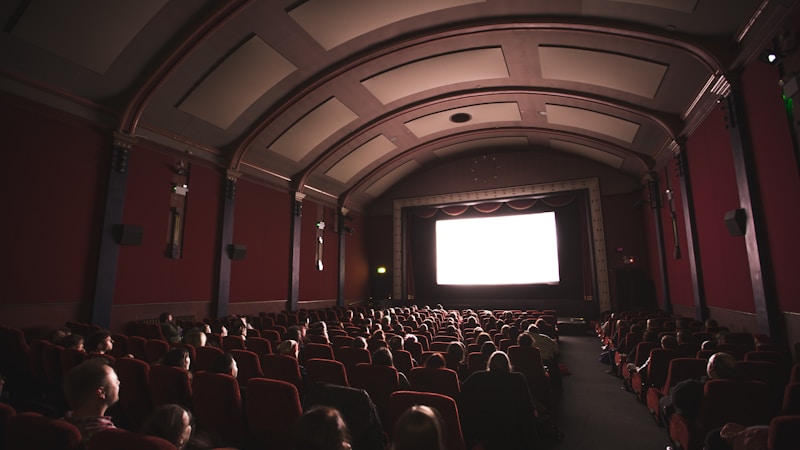 映画デートで恋を実らせる♡30代の魅力を引き出す「大人カジュアル」な服装のポイント